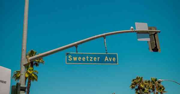 AI绘画天空飞着白鸽（简单的在天空中飞舞的鸽子怎么画）